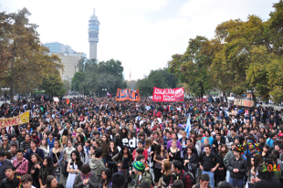 Nos oito meses de manifestações no Chile em 2011, as principais bandeiras foram a recuperação da educação pública e o fim do lucro no ensino superior [crédito da foto: Federación de Estudiantes Universidad de Chile]