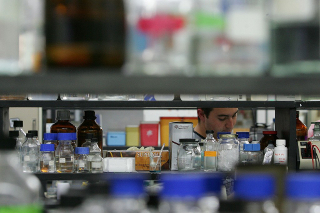 Laboratório no Instituto de Química da USP [crédito da foto: Sebastião Moreira / O Estado de S. Paulo]